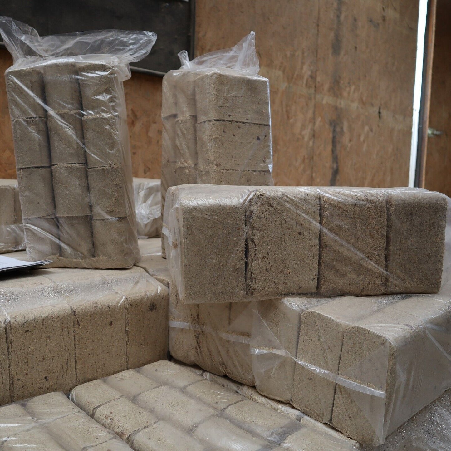 Briquette de combustible RUF Densité 1100 kg/m3 1 palette (96 paquets, 960 kg)